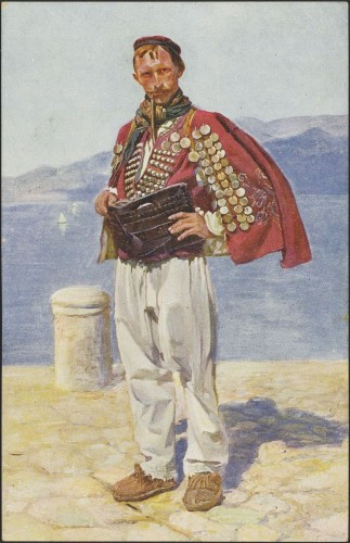 [Muškarac u narodnoj nošnji s lulom i maramom]