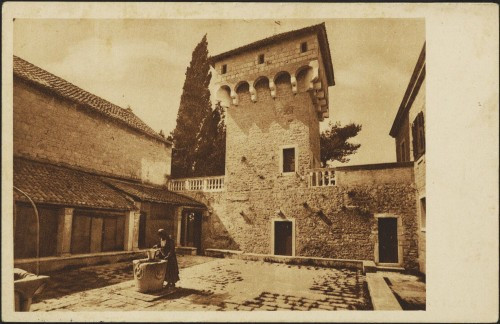 Split : dvorište franjevačkog manastira u Poljudu