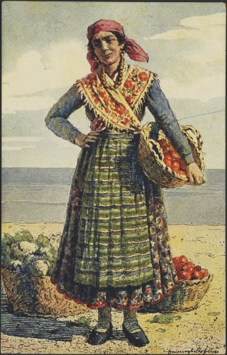 [Žena u narodnoj nošnji s ogrlicom i crvenom maramom na glavi]
