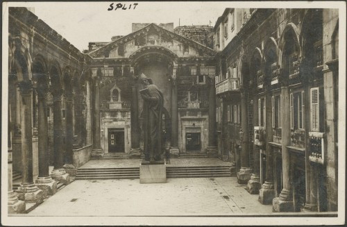 Split : Peristil sa spomenikom Grgura Ninskog