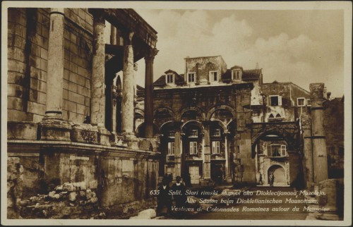 Split, Stari rimski stupovi oko Dioklecijanova Mauzoleja.