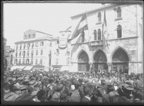 [Procesija na Pjaci ispred Gradske vijećnice]