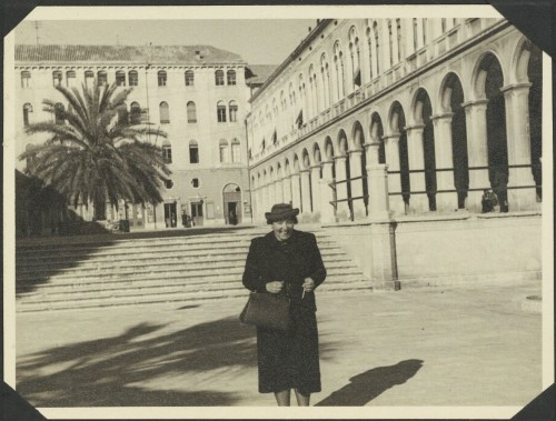 [Žena ispred Prokurativa]