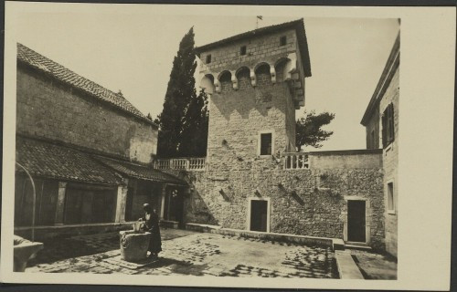 Split : dvorište franjevačkog samostana u Poljudu